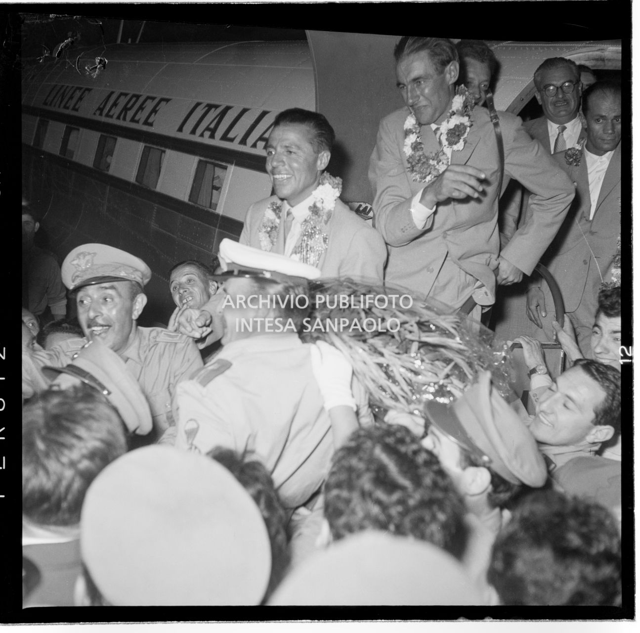 Arrivo di Achille Compagnoni e Ubaldo Rey all'aeroporto Linate a Milano accolti dalla folla