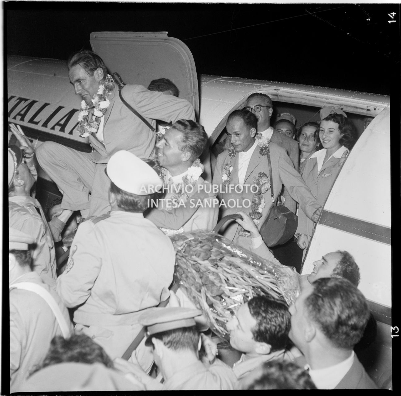Arrivo di Achille Compagnoni, Ubaldo Rey e Guido Pagani all'aeroporto Linate a Milano accolti dalla folla