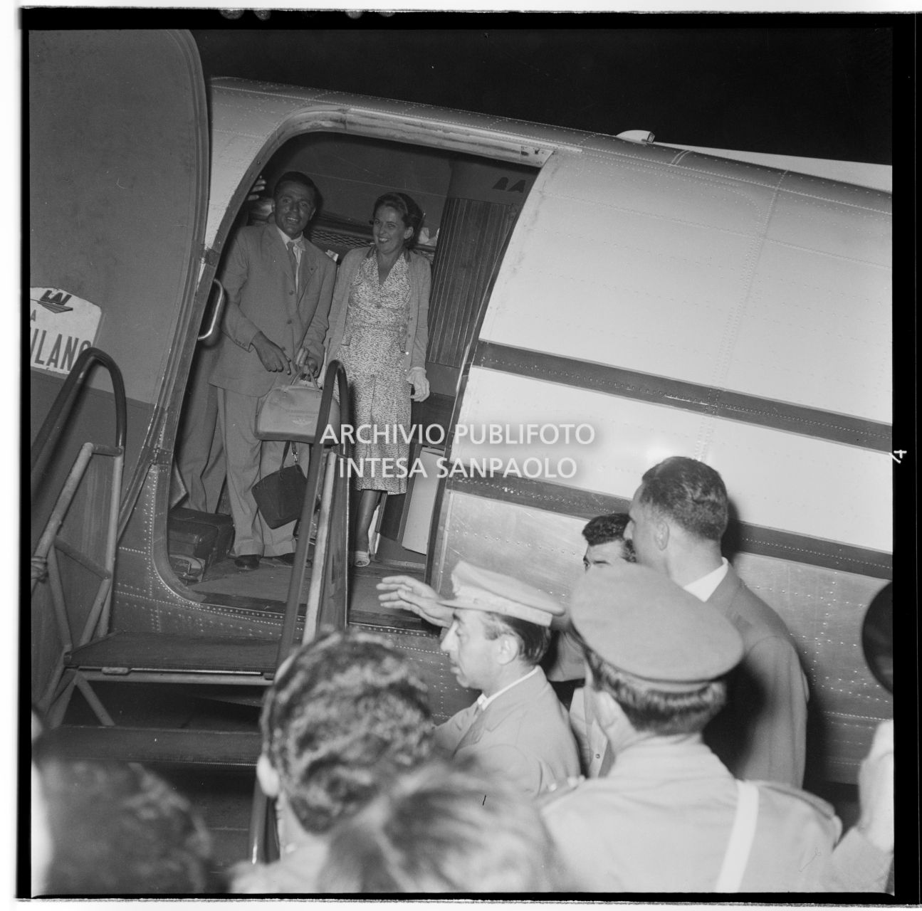 Arrivo di Achille Compagnoni all'aeroporto Linate a Milano accolto dalla folla