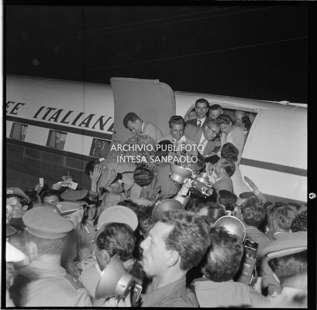 Arrivo di Achille Compagnoni all'aeroporto Linate a Milano accolto dalla folla