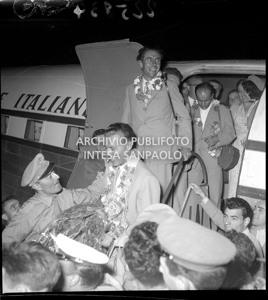 Arrivo di Achille Compagnoni e Ubaldo Rey all'aeroporto Linate a Milano accolti dalla folla