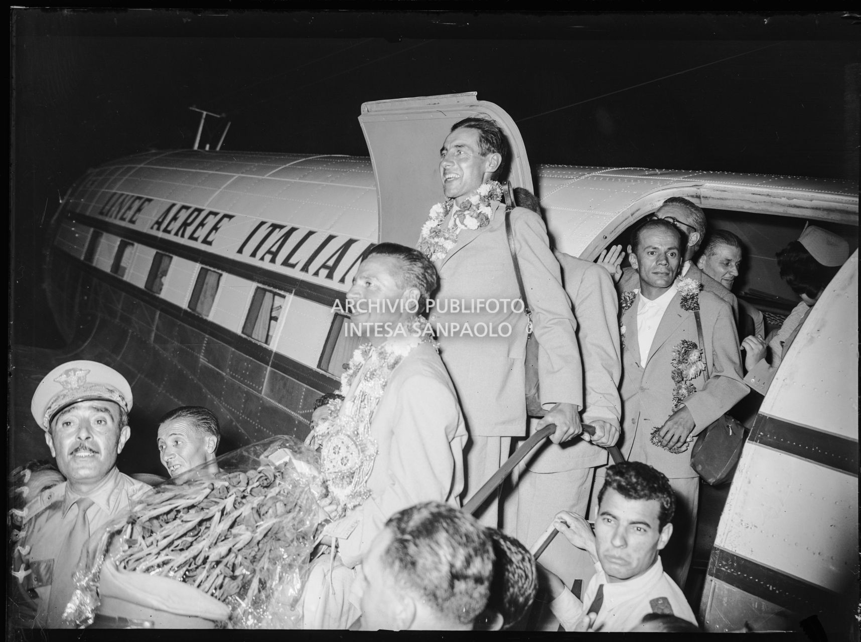 Arrivo di Achille Compagnoni, Ubaldo Rey e Guido Pagani all'aeroporto Linate a Milano accolti dalla folla