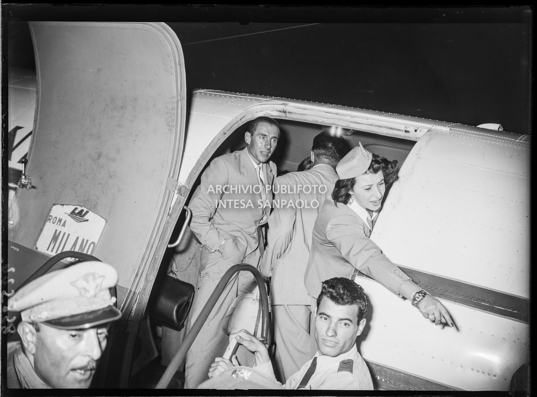 Ubaldo Rey prima di scendere dall'aereo all'aeroporto Linate a Milano, dove è arrivato in compagnia di Achille Compagnoni, Guido Pagani e Mario Fantin