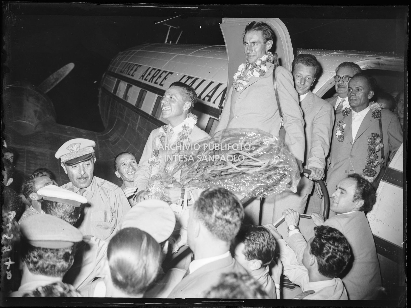 Arrivo di Achille Compagnoni, Ubaldo Rey e Guido Pagani all'aeroporto Linate a Milano accolti dalla folla