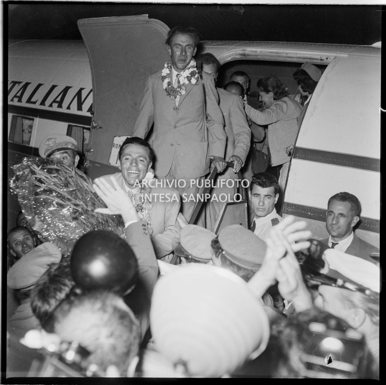 Arrivo di Achille Compagnoni e Ubaldo Rey all'aeroporto Linate a Milano accolti dalla folla