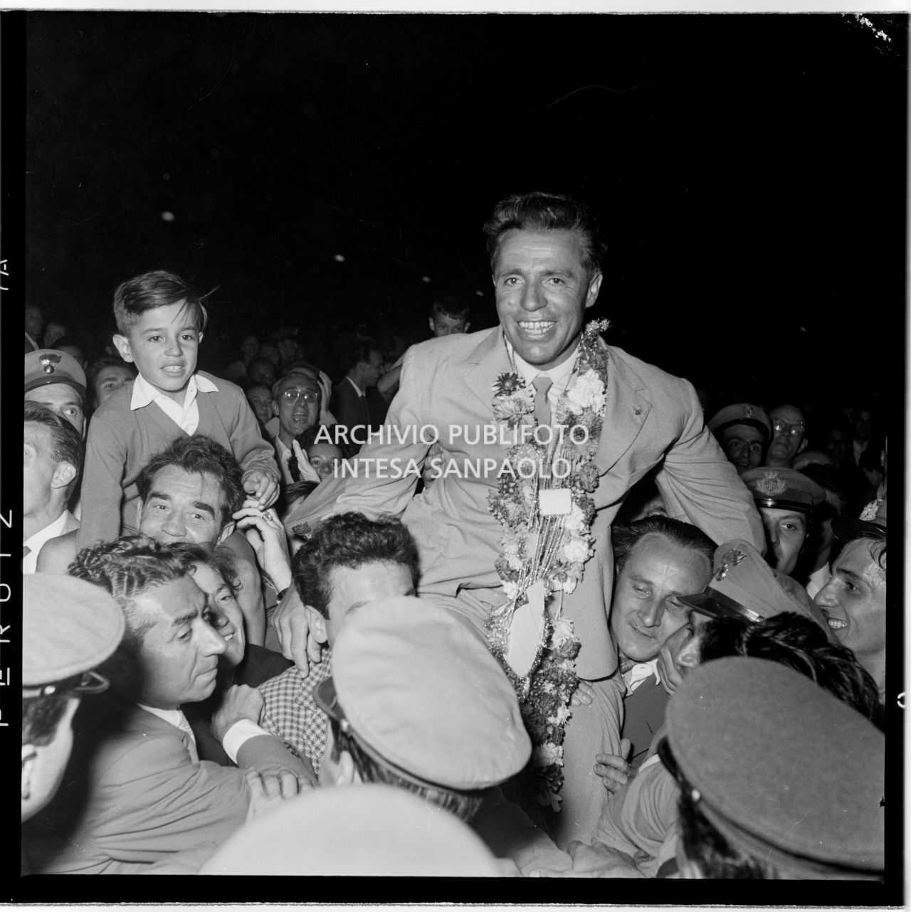 Achille Compagnoni portato in trionfo al suo arrivo all'aeroporto Linate a Milano