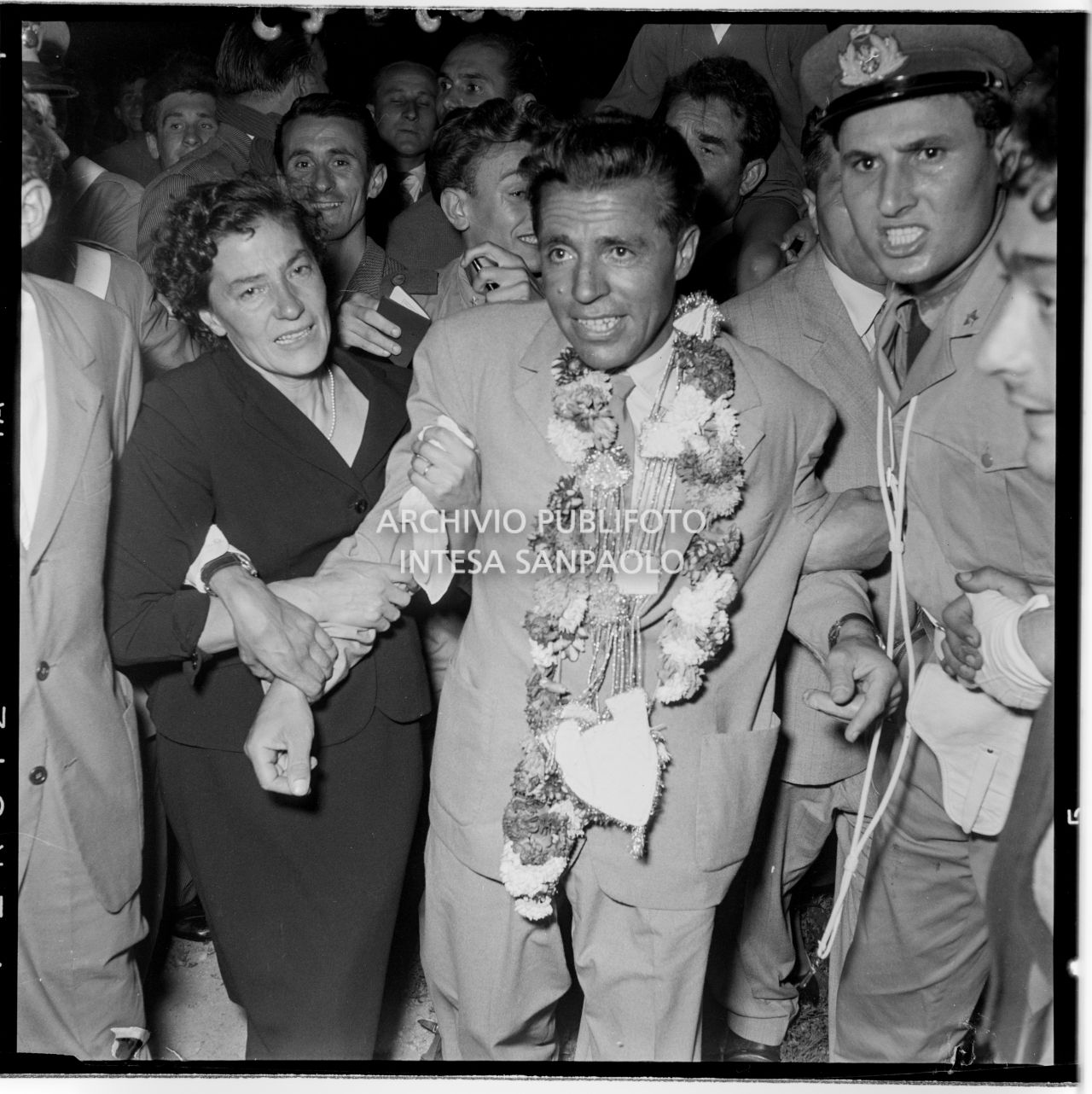 Achille Compagnoni con la moglie al suo arrivo all'aeroporto Linate a Milano