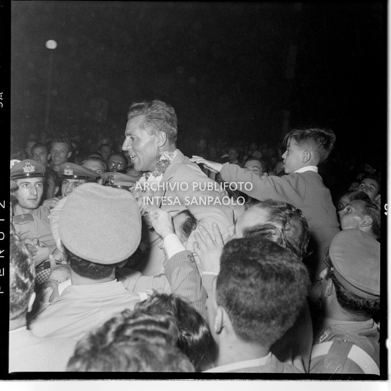 Achille Compagnoni portato in trionfo al suo arrivo all'aeroporto Linate a Milano