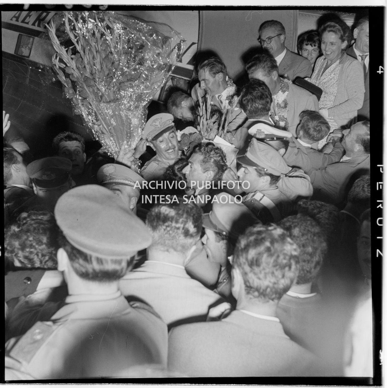 Discesa dall'aereo di Ubaldo Rey e Achille Compagnoni all'aeroporto di Linate a Milano, accolti dalla folla