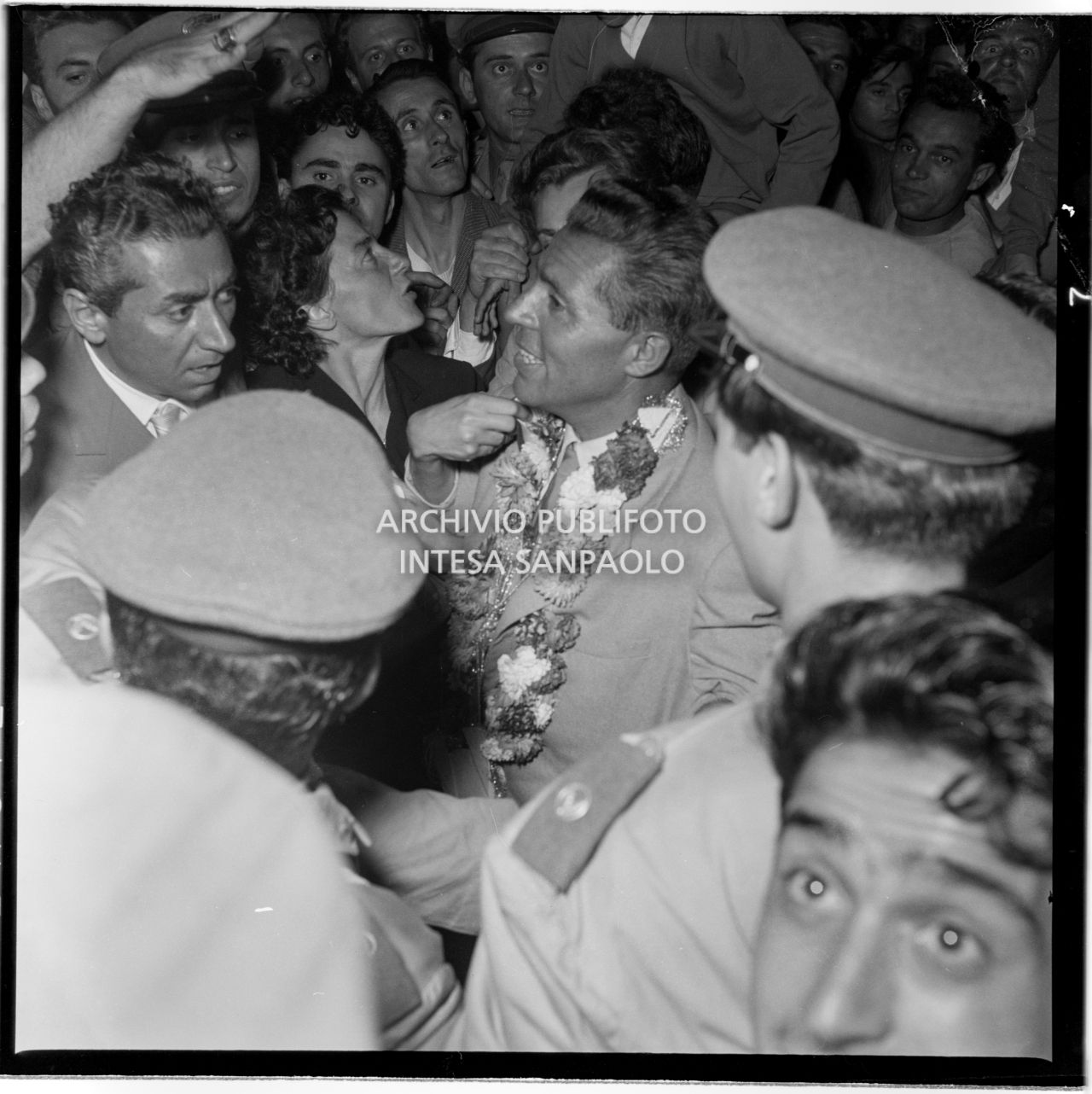 Achille Compagnoni tra la folla al suo arrivo all'aeroporto Linate a Milano