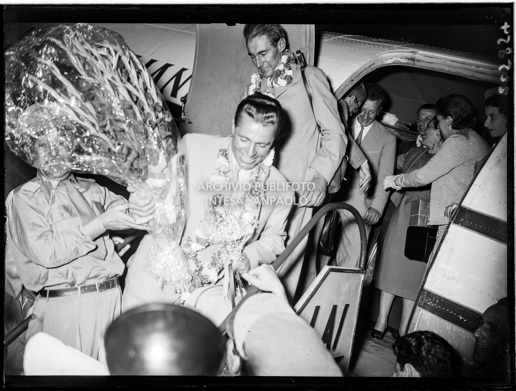 Discesa di Achille Compagnoni e Ubaldo Rey, dall'aereo con cui sono appena atterrati all'aeroporto Linate a Milano, accolti dalla folla festante