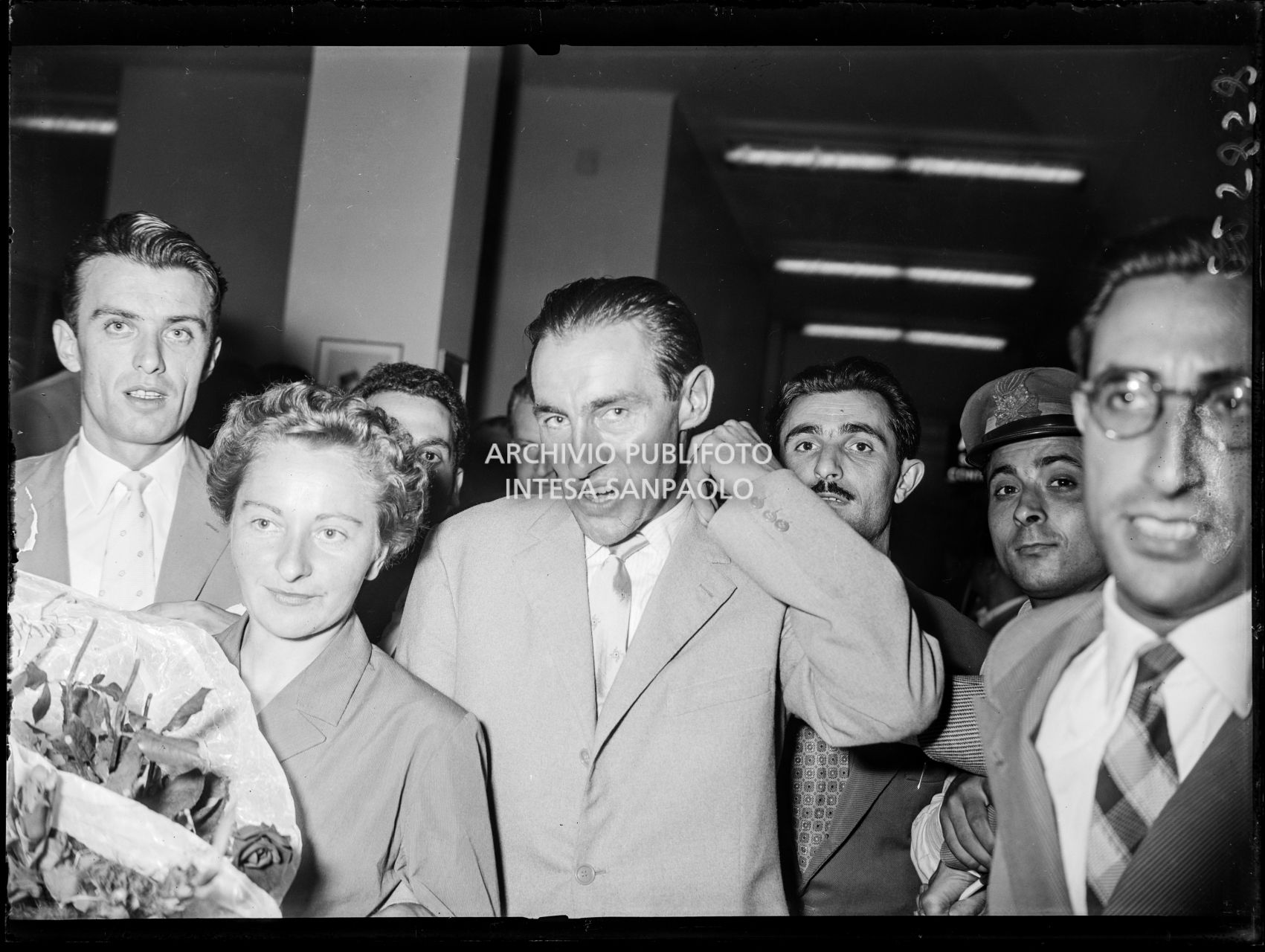 Ubaldo Rey con la moglie all'aeroporto Linate a Milano dove è appena arrivato insieme a Achille Compagnoni, Guido Pagani e Mario Fantin