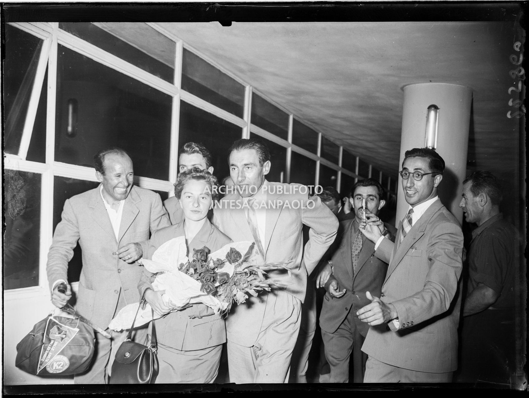 Ubaldo Rey con la moglie all'aeroporto Linate a Milano dove è appena arrivato insieme a Achille Compagnoni, Guido Pagani e Mario Fantin