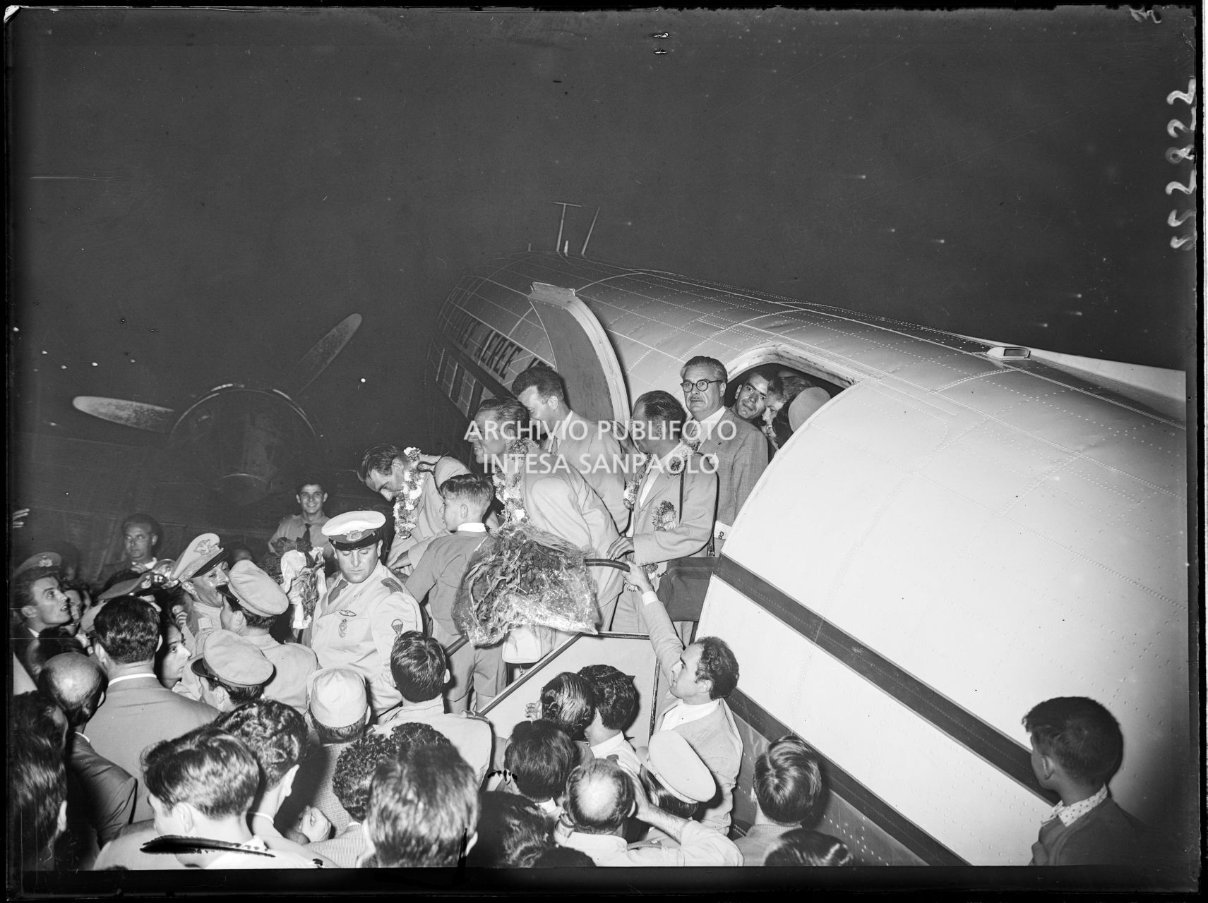 Arrivo di Achille Compagnoni, Ubaldo Rey, Mario Fantini e Guido Pagan all'aeroporto Linate a Milano accolti dalla folla