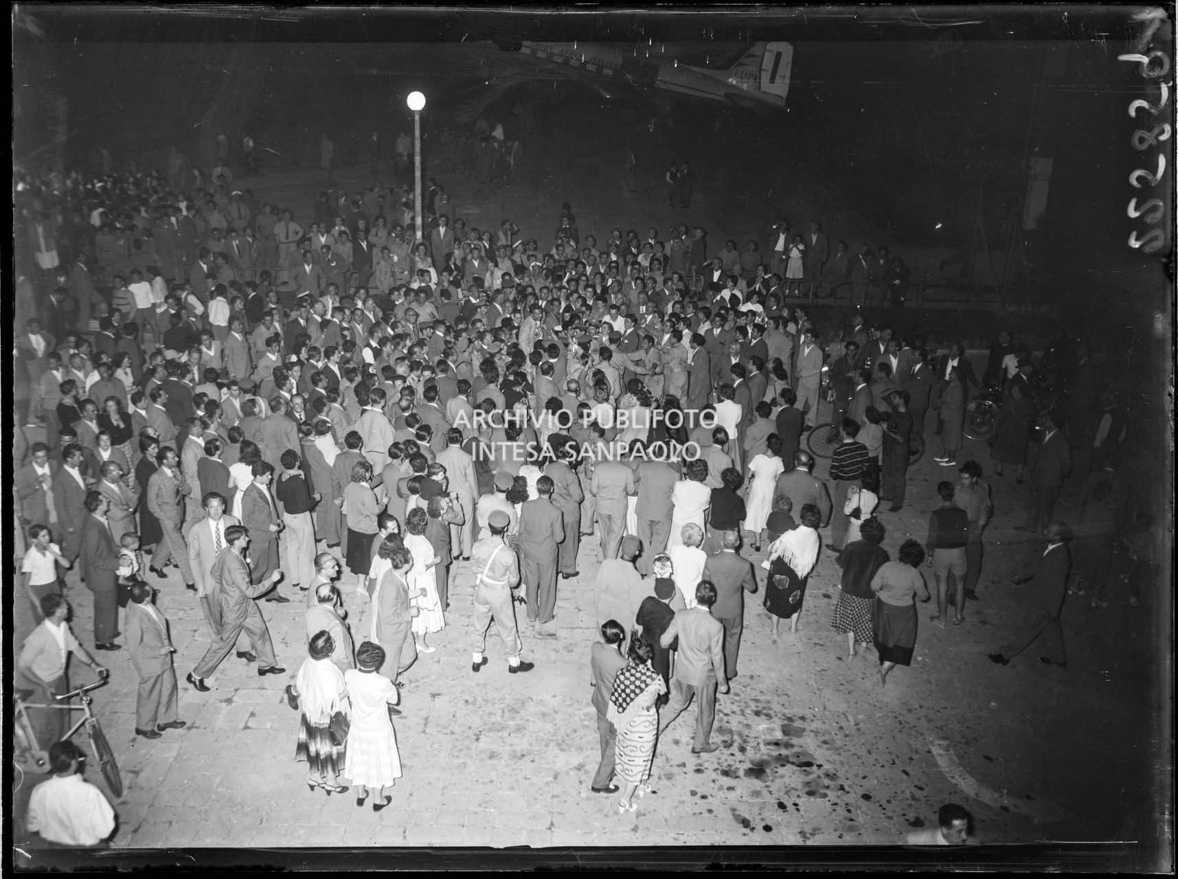 Folla all'aeroporto di Linate accoglie gli alpinisti di ritorno dalla spedizione sul K2: Achille Compagnoni, Ubaldo Rey, Mario Fantini e Guido Pagan