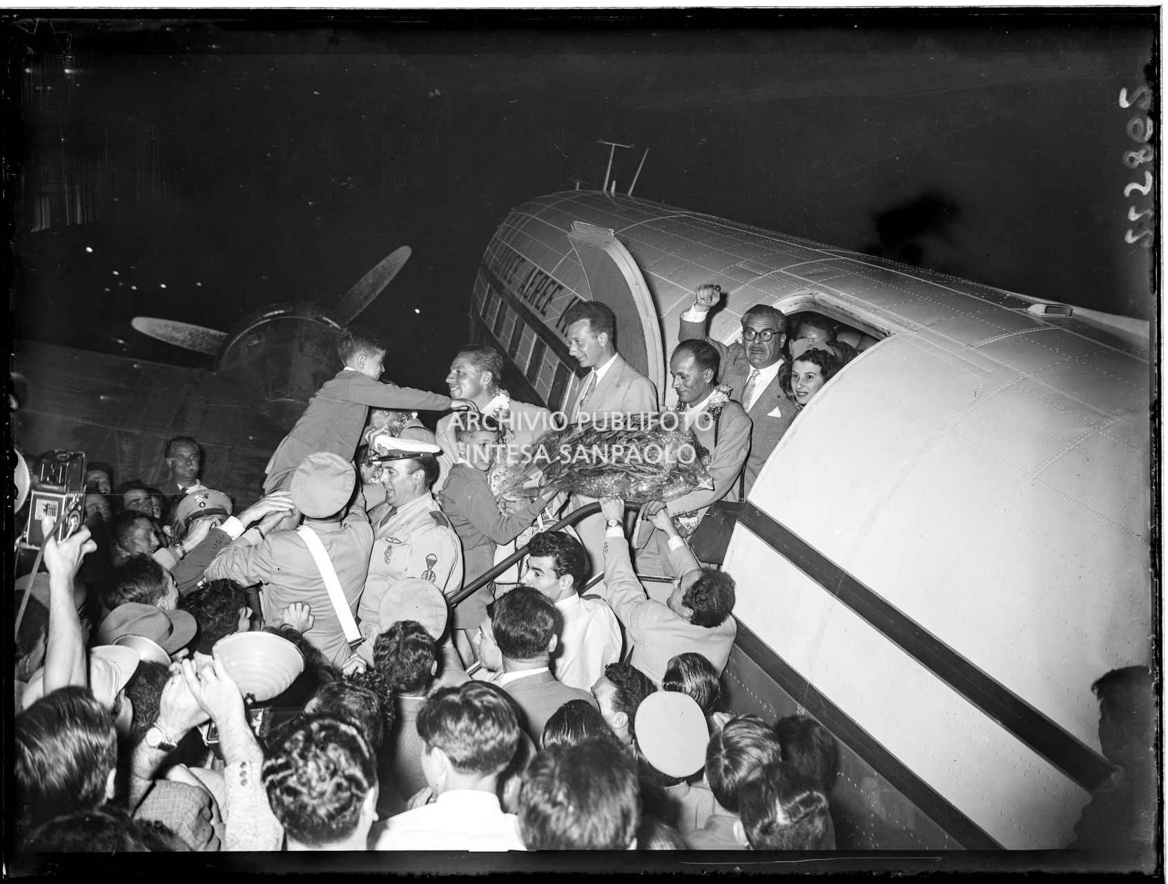 Arrivo di Achille Compagnoni, Ubaldo Rey, Mario Fantini e Guido Pagan all'aeroporto Linate a Milano accolti dalla folla