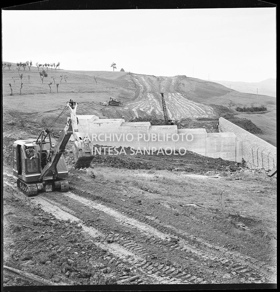 Ruspe al lavoro nel cantiere di costruzione dell'Autostrada del Sole