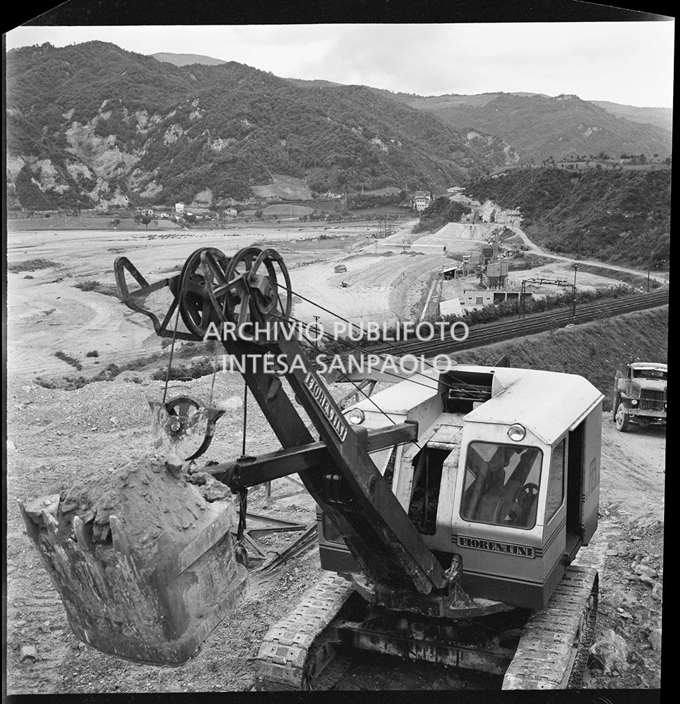 Ruspa al lavoro nel cantiere di costruzione dell'Autostrada del Sole