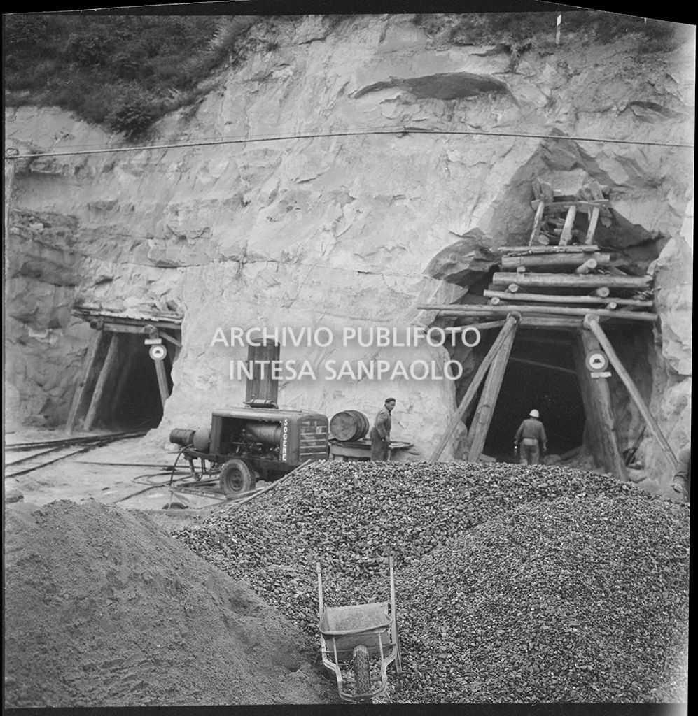 Operai al lavoro nel cantiere di costruzione di una galleria dell'Autostrada del Sole nei pressi di Vado