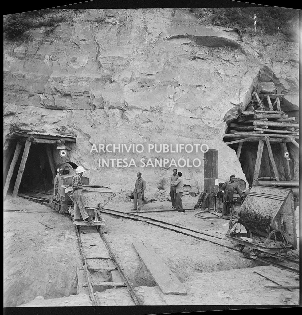 Operai al lavoro nel cantiere di costruzione di una galleria dell'Autostrada del Sole nei pressi di Vado