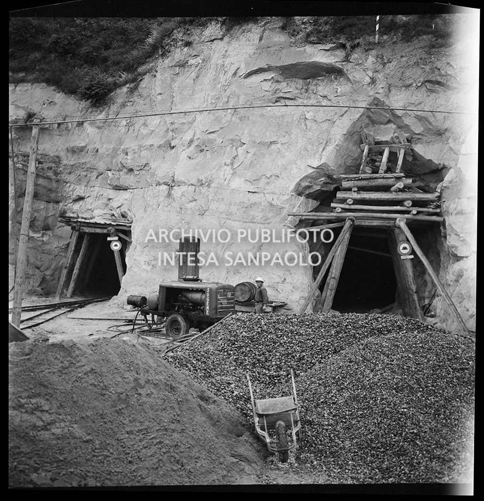 Operai al lavoro nel cantiere di costruzione di una galleria dell'Autostrada del Sole nei pressi di Vado