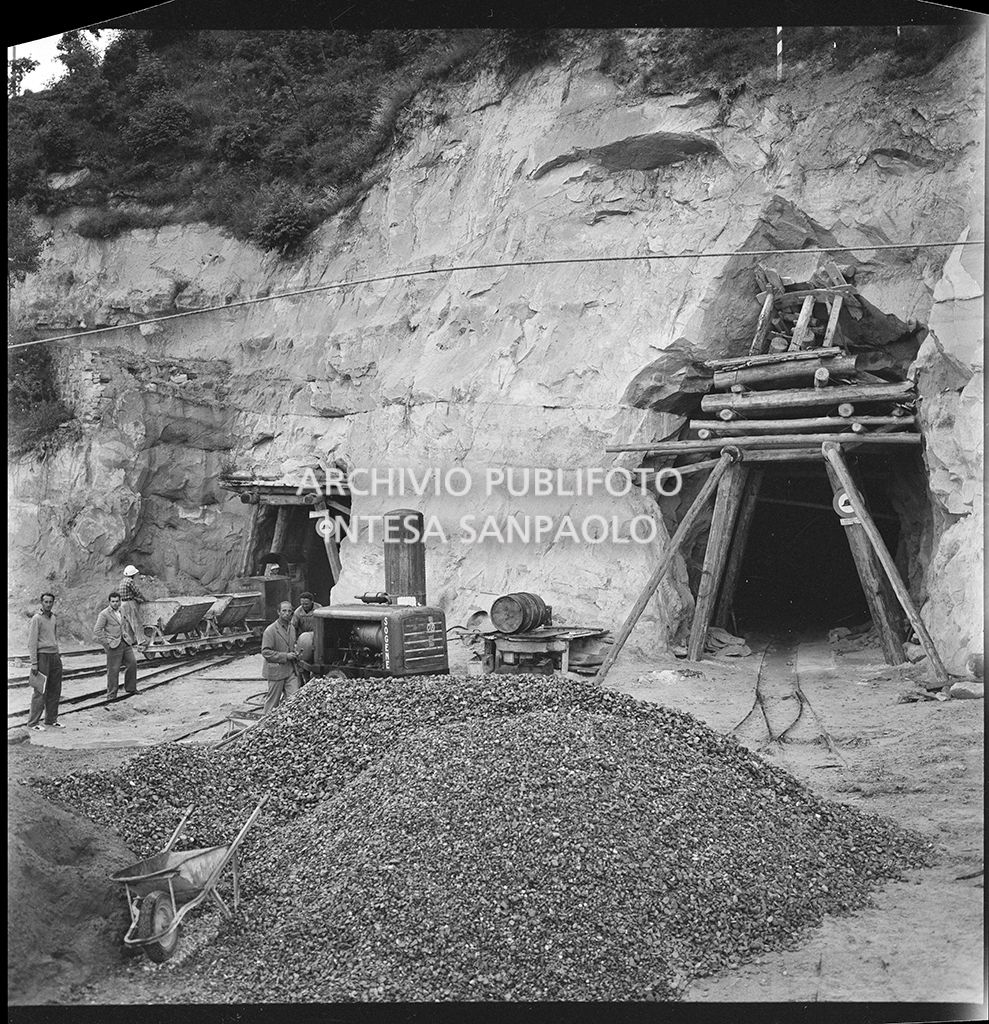 Operai al lavoro nel cantiere di costruzione di una galleria dell'Autostrada del Sole nei pressi di Vado