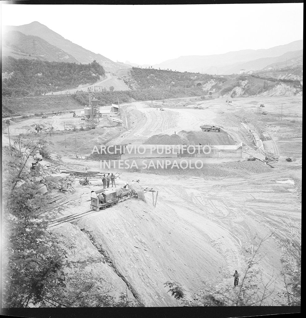 Ripresa dall'alto del cantiere di costruzione dell'Autostrada del Sole