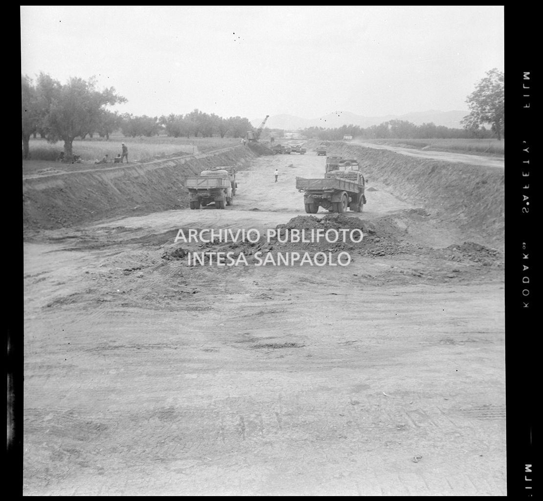 Autocarri nel cantiere di costruzione dell'Autostrada del Sole, tratta Napoli-Capua