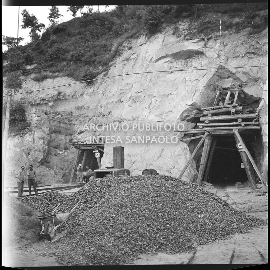 Operai al lavoro nel cantiere di costruzione di una galleria dell'Autostrada del Sole nei pressi di Vado