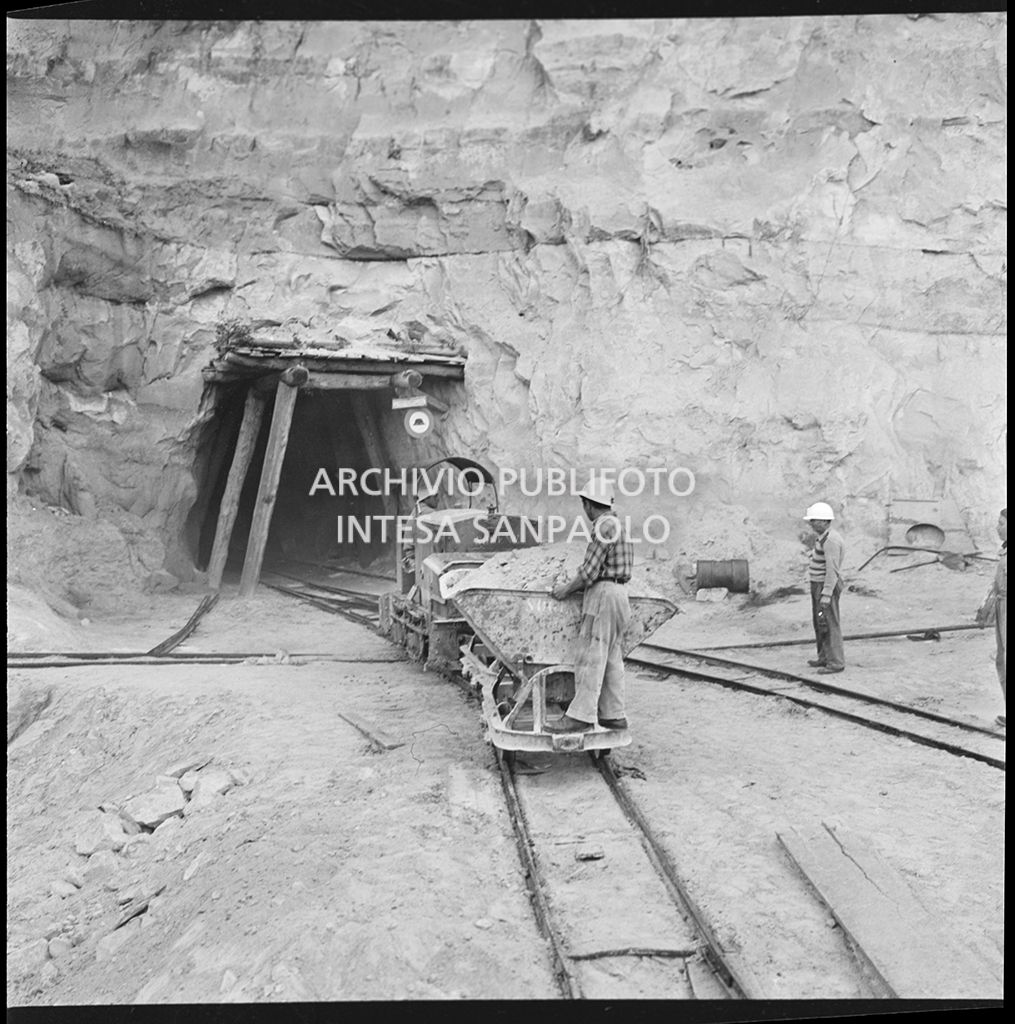Operai al lavoro nel cantiere di costruzione di una galleria dell'Autostrada del Sole nei pressi di Vado