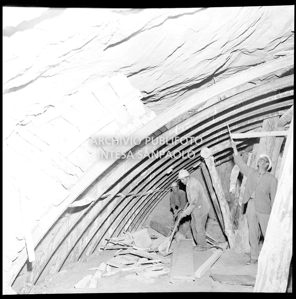 Operai al lavoro nel cantiere di costruzione di una galleria dell'Autostrada del Sole nei pressi di Vado