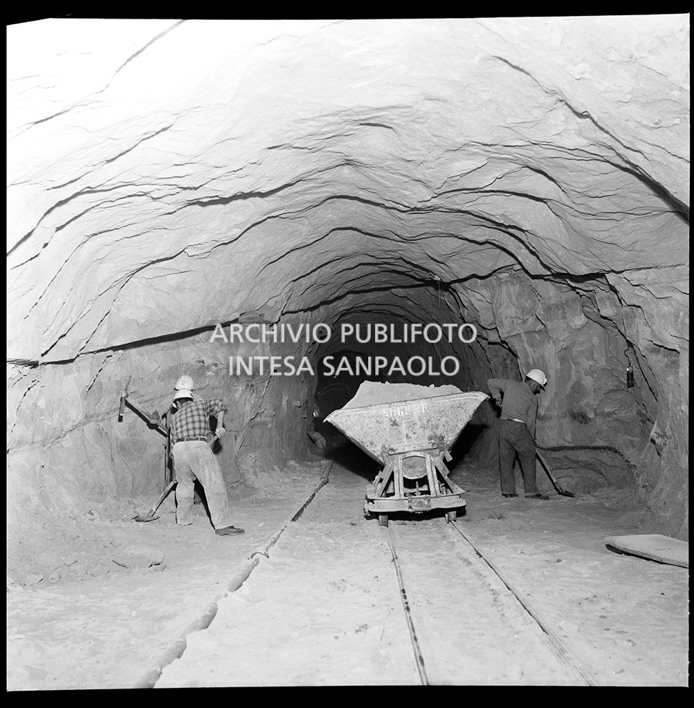 Operai al lavoro nel cantiere di costruzione di una galleria dell'Autostrada del Sole nei pressi di Vado