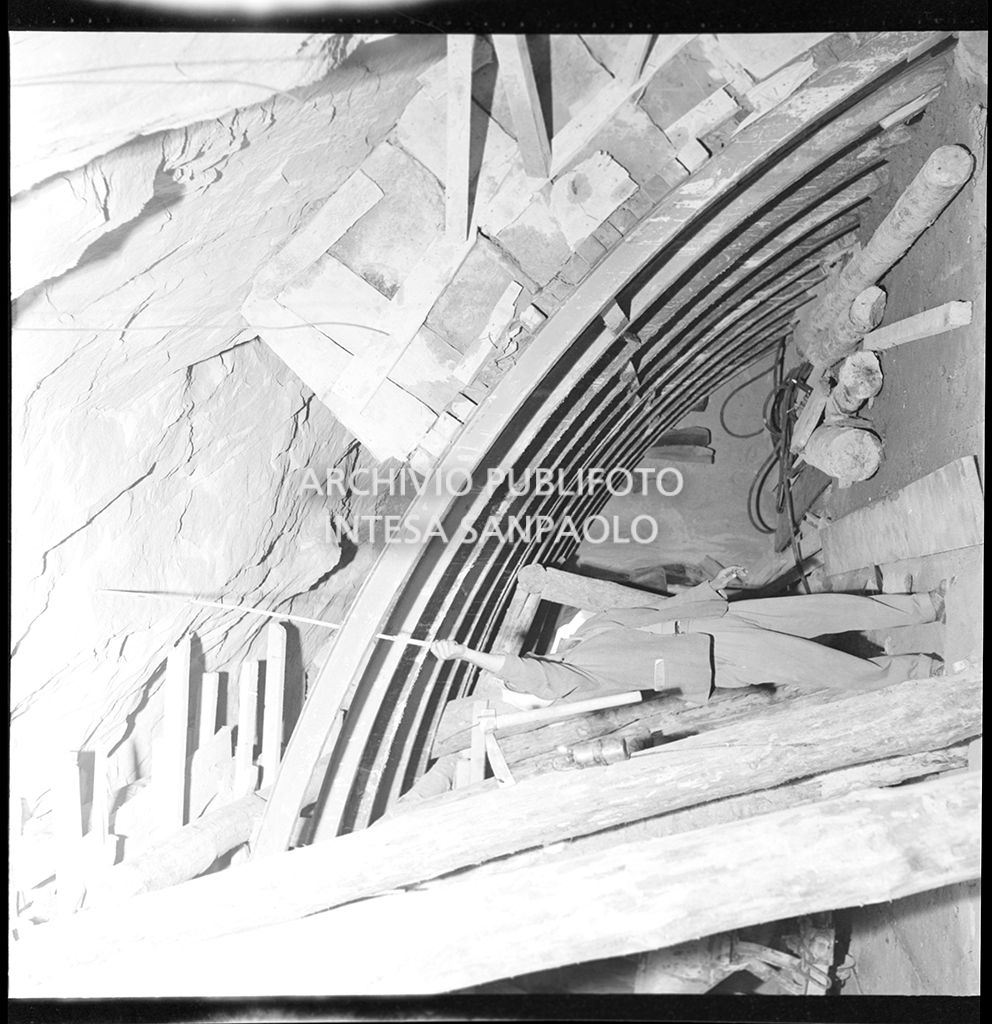 Operai al lavoro nel cantiere di costruzione di una galleria dell'Autostrada del Sole nei pressi di Vado