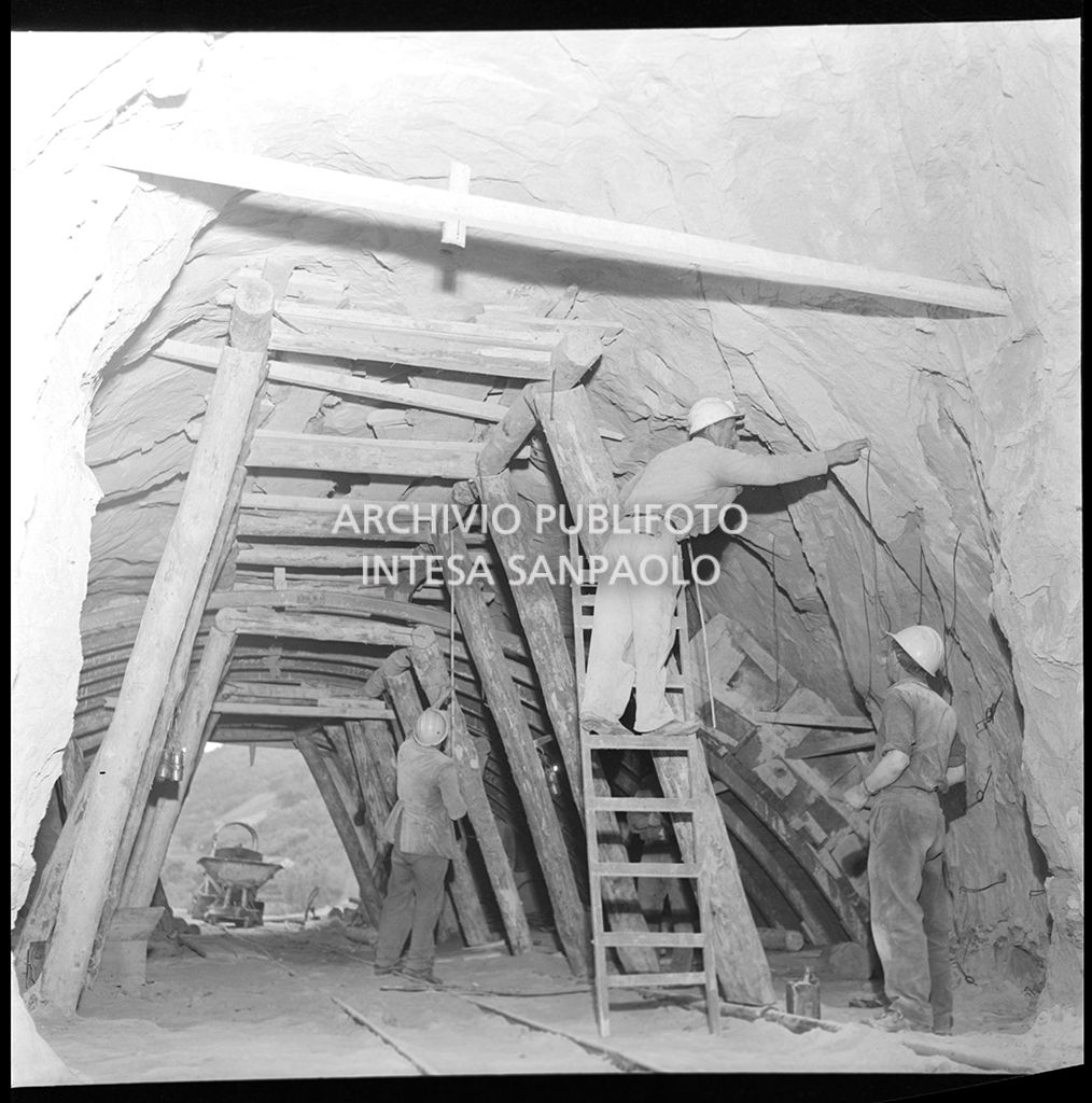 Operai al lavoro nel cantiere di costruzione di una galleria dell'Autostrada del Sole nei pressi di Vado