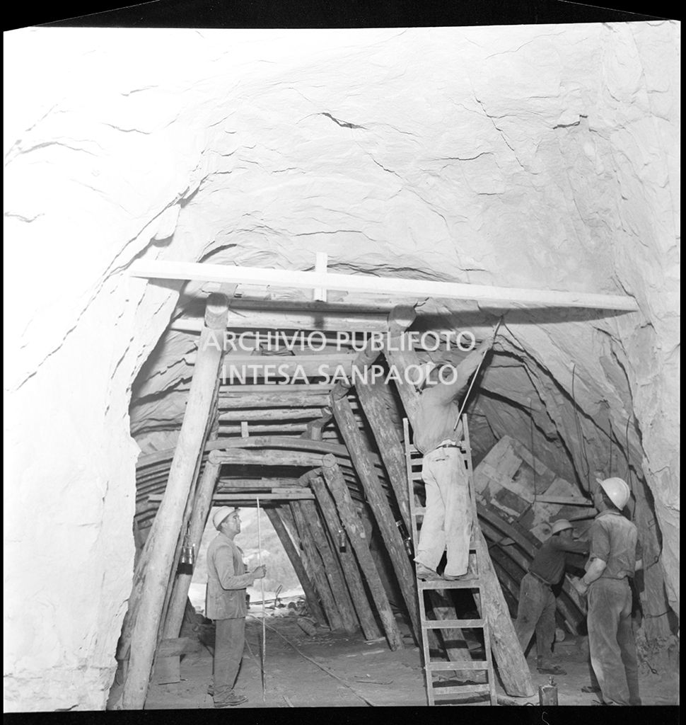 Operai al lavoro nel cantiere di costruzione di una galleria dell'Autostrada del Sole nei pressi di Vado
