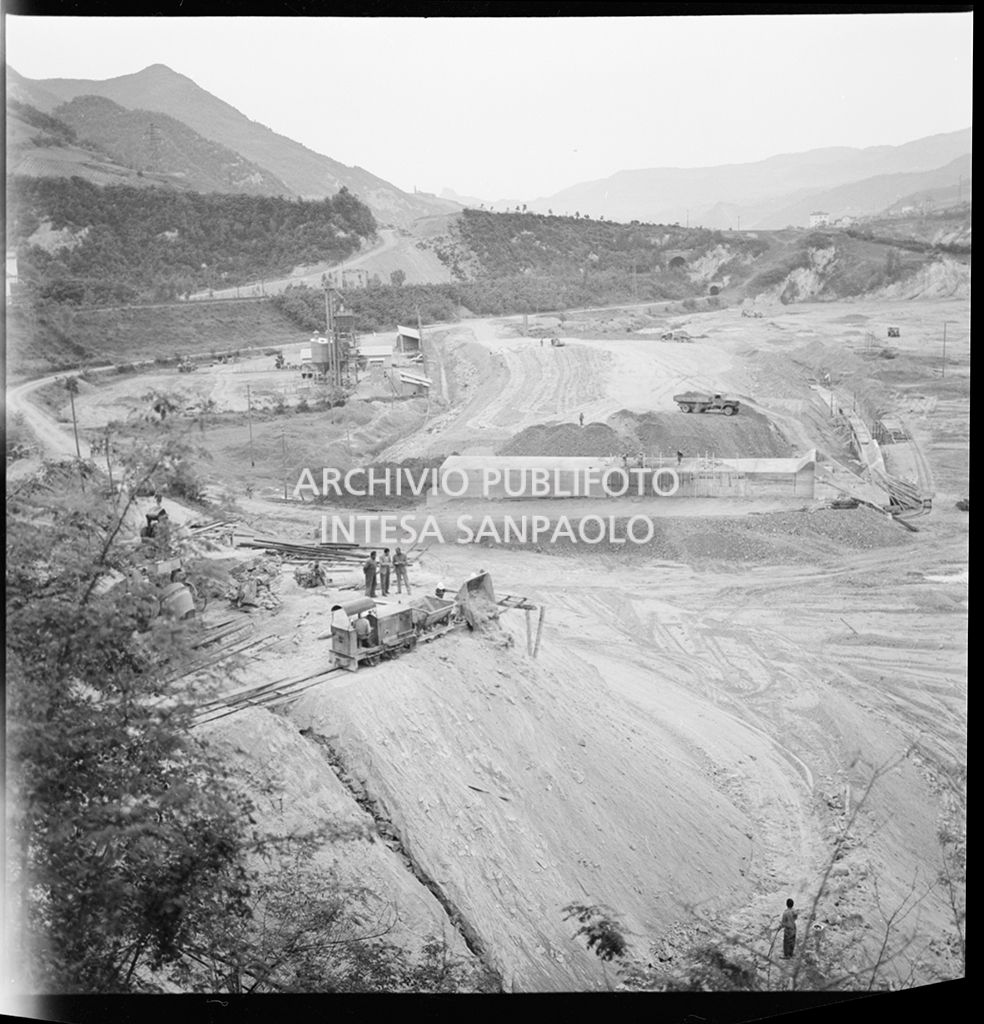 Ripresa dall'alto del cantiere di costruzione dell'Autostrada del Sole