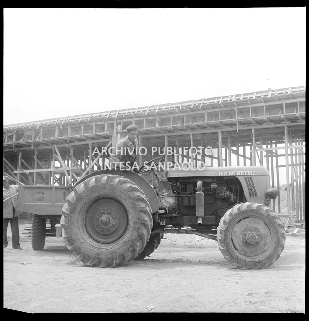 Un operaio a bordo di un trattore Super Same DR 55 Diesel nel cantiere di costruzione dell'Autostrada del Sole nel tratto Napoli-Capua