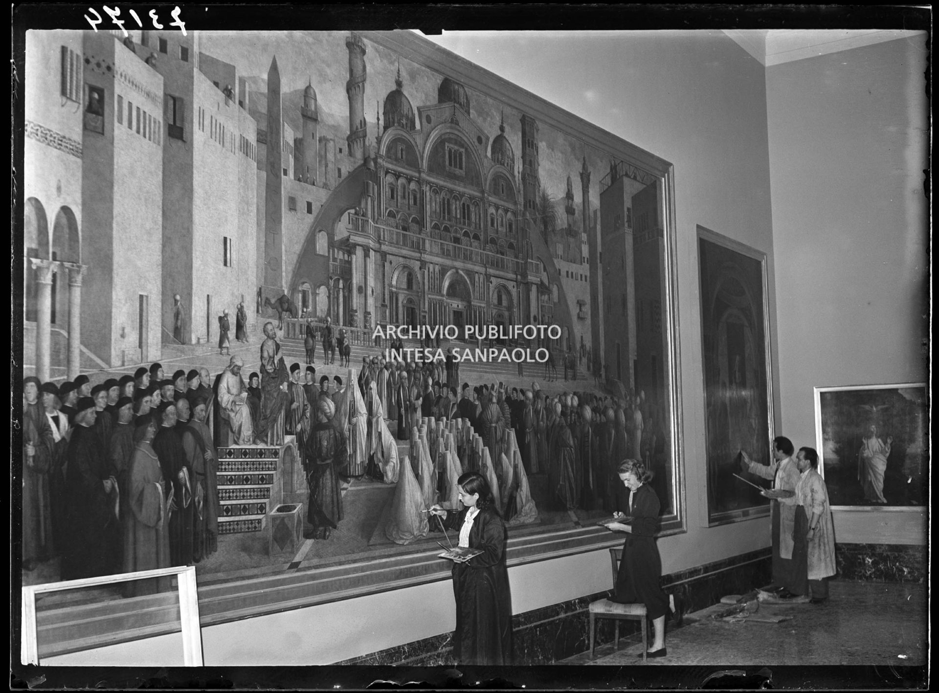 Restauro delle opere esposte alla Pinacoteca di Brera di Milano in vista dell'imminente riapertura; il primo a destra è il restauratore Mauro Pellicioli