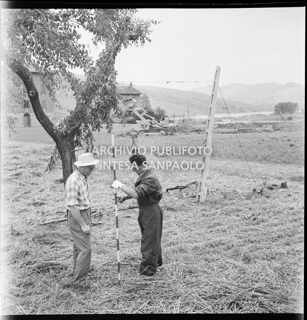 Rilievi nel cantiere di costruzione dell'Autostrada del Sole, tratta Casalecchio di Reno-Sasso Marconi