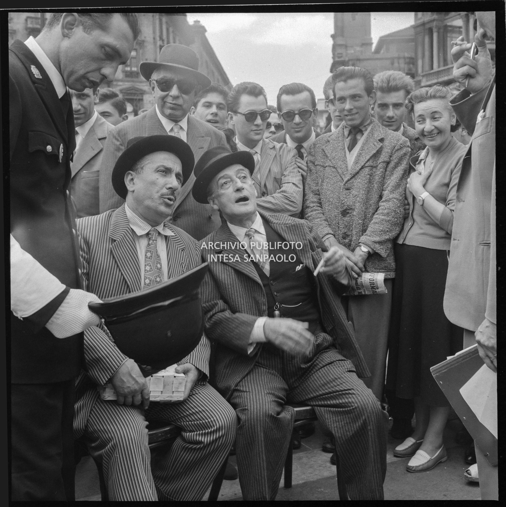 Totò e Peppino De Filippo sul set del film "Totò, Peppino e la... malafemmina" a Milano