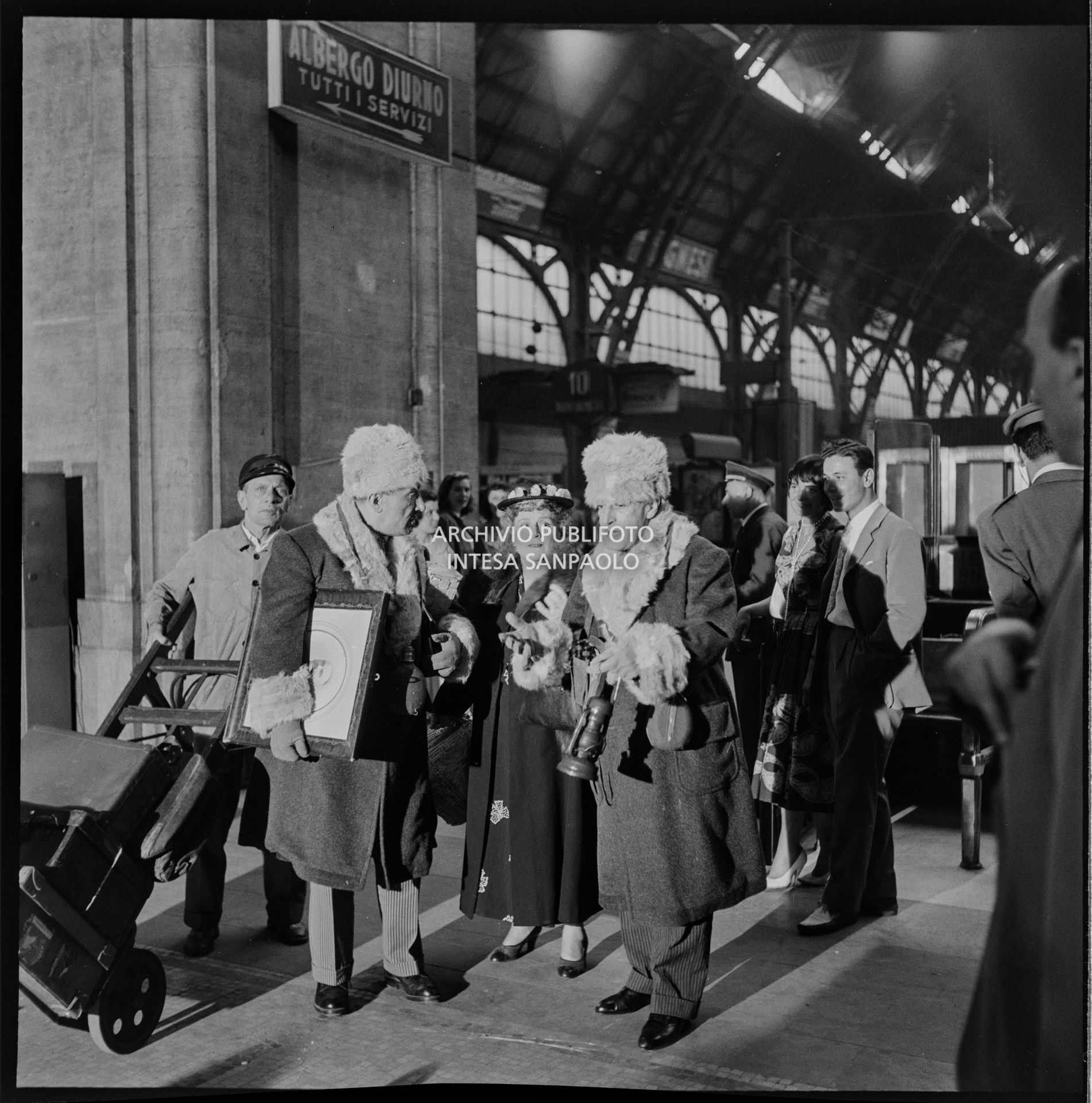 Totò e Peppino De Filippo sul set del film "Totò, Peppino e la... malafemmina" a Milano