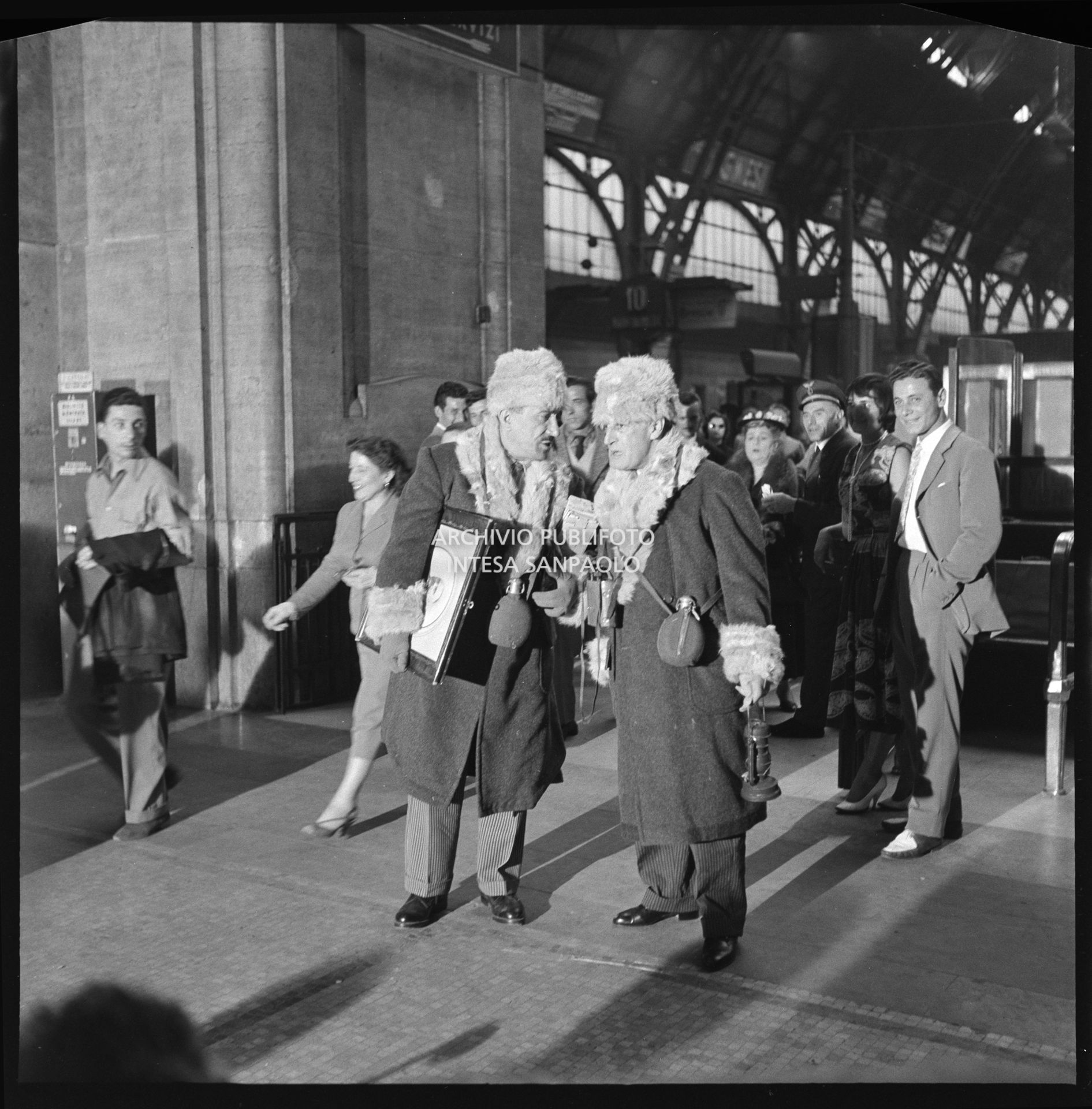 Totò e Peppino De Filippo sul set del film "Totò, Peppino e la... malafemmina" a Milano