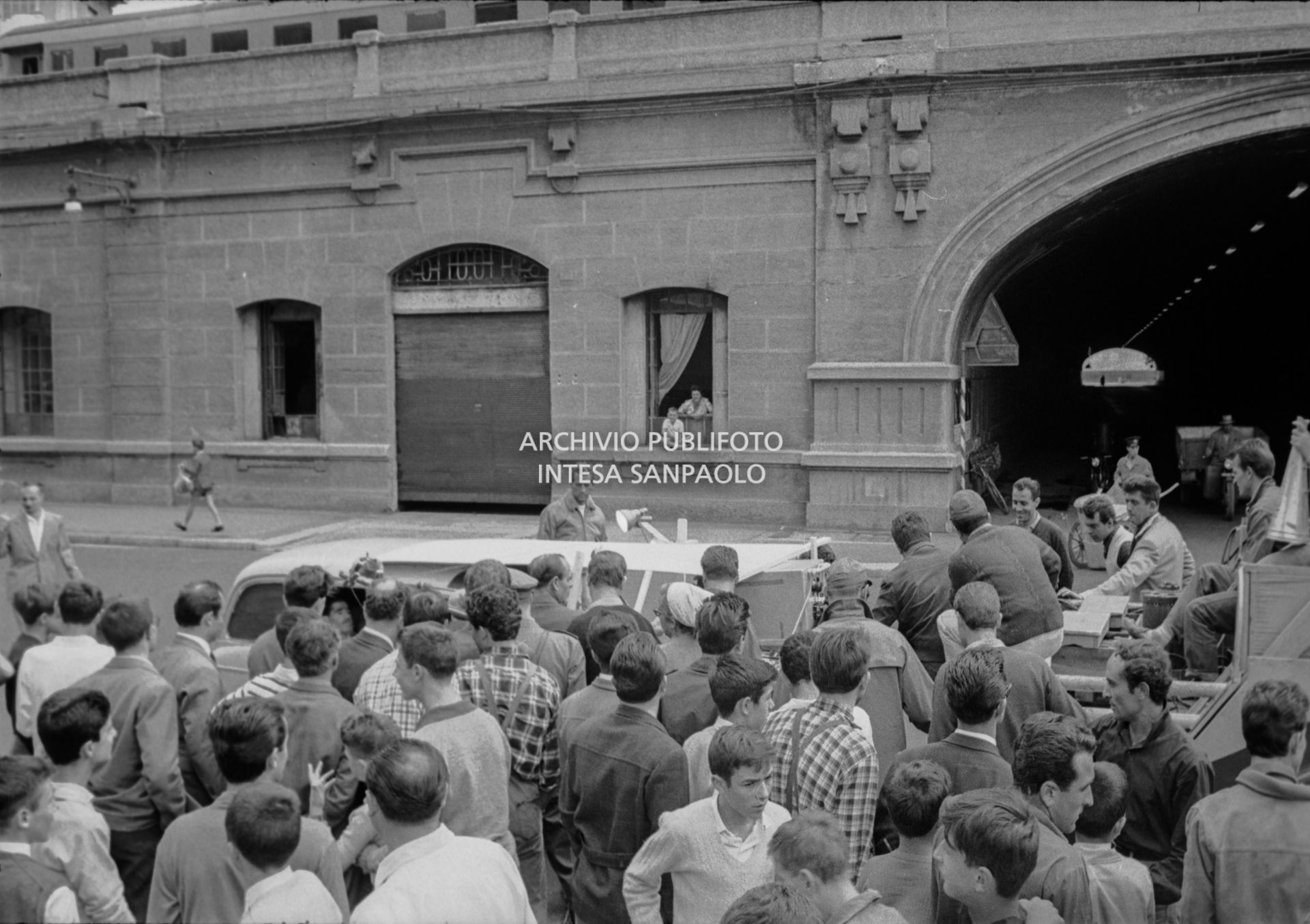 Riprese del film "Audace colpo dei soliti ignoti" a Milano; a sinistra si riconosce, tra gli altri, il regista Nanny Loy
