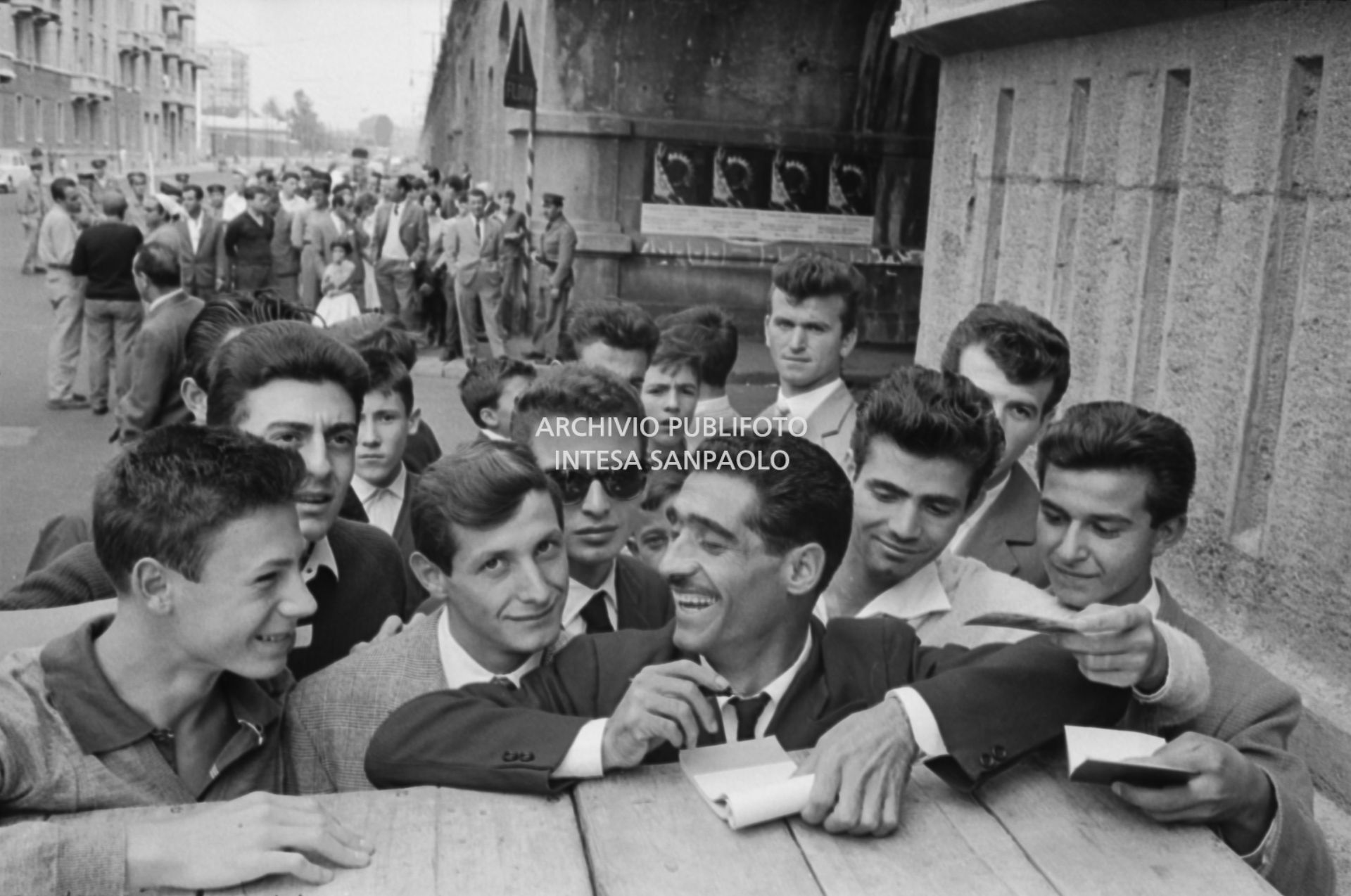 Tiberio Murgia firma autografi sul set del film "Audace colpo dei soliti ignoti" a Milano