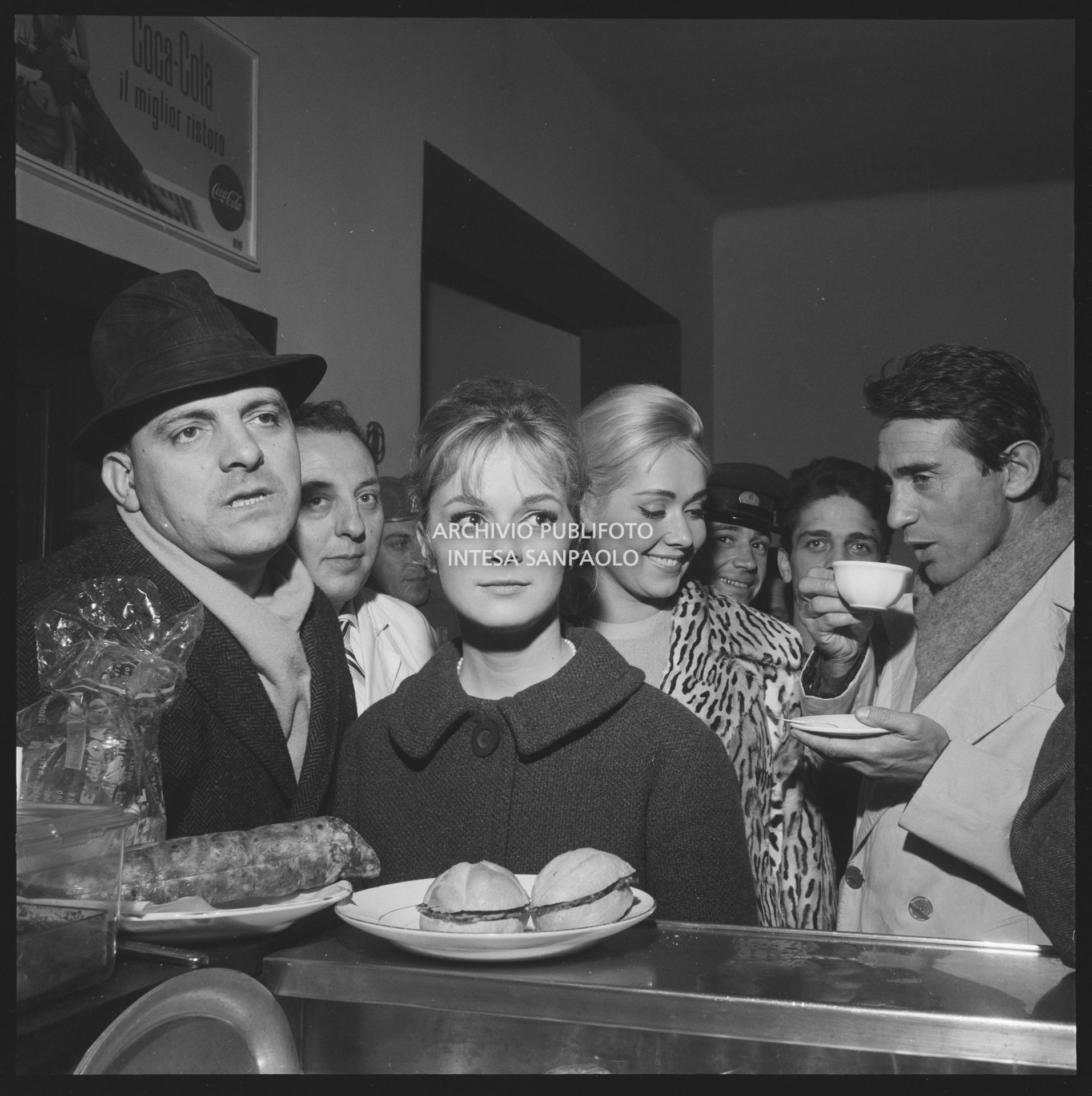 Pausa al bar durante le riprese del film "La rimpatriata"; da sinistra il regista Damiano Damiani, Letícia Román e Walter Chiari