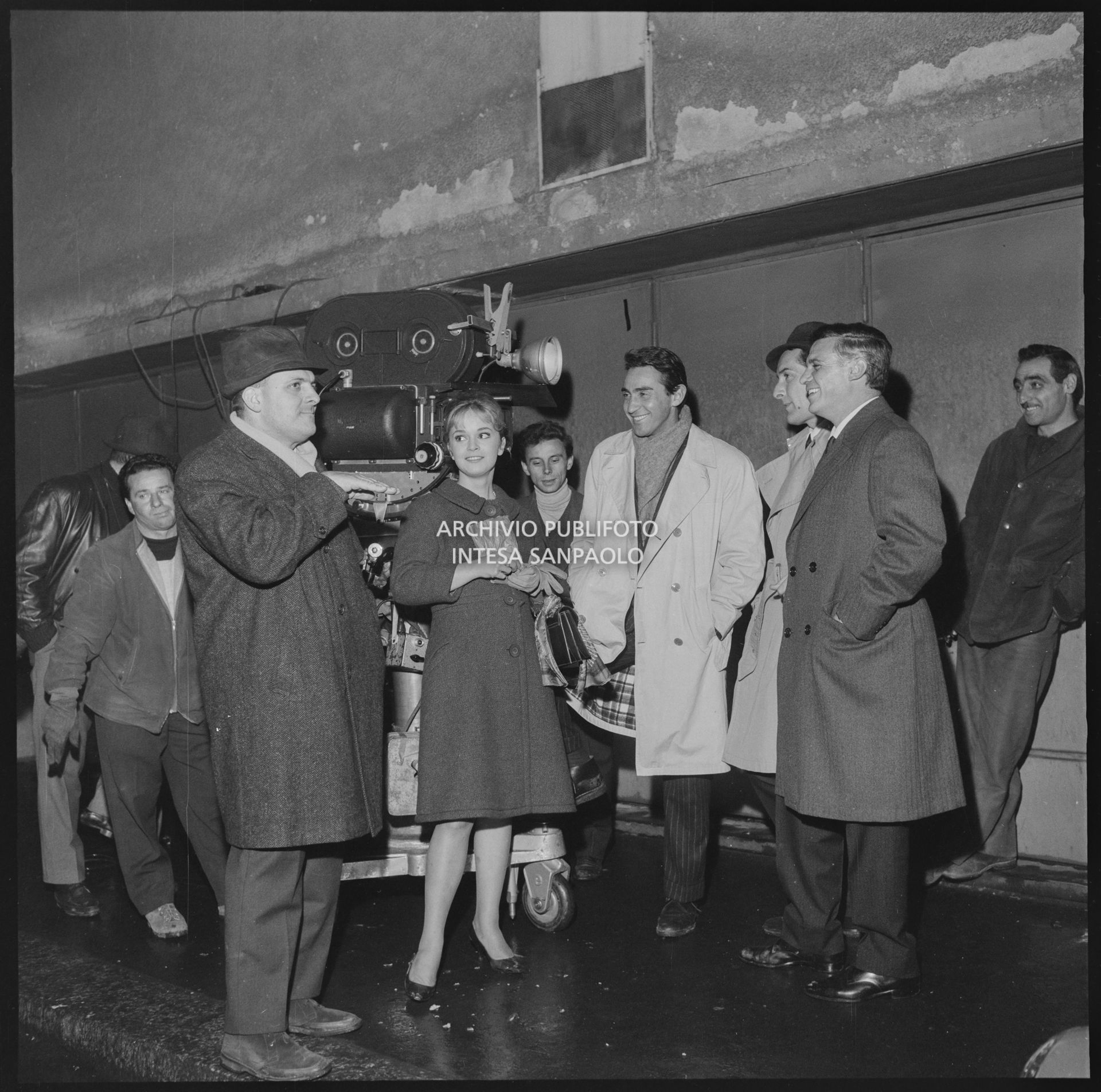 Set del film "La rimpatriata"; da sinistra il regista Damiano Damiani, Letícia Román e Walter Chiari