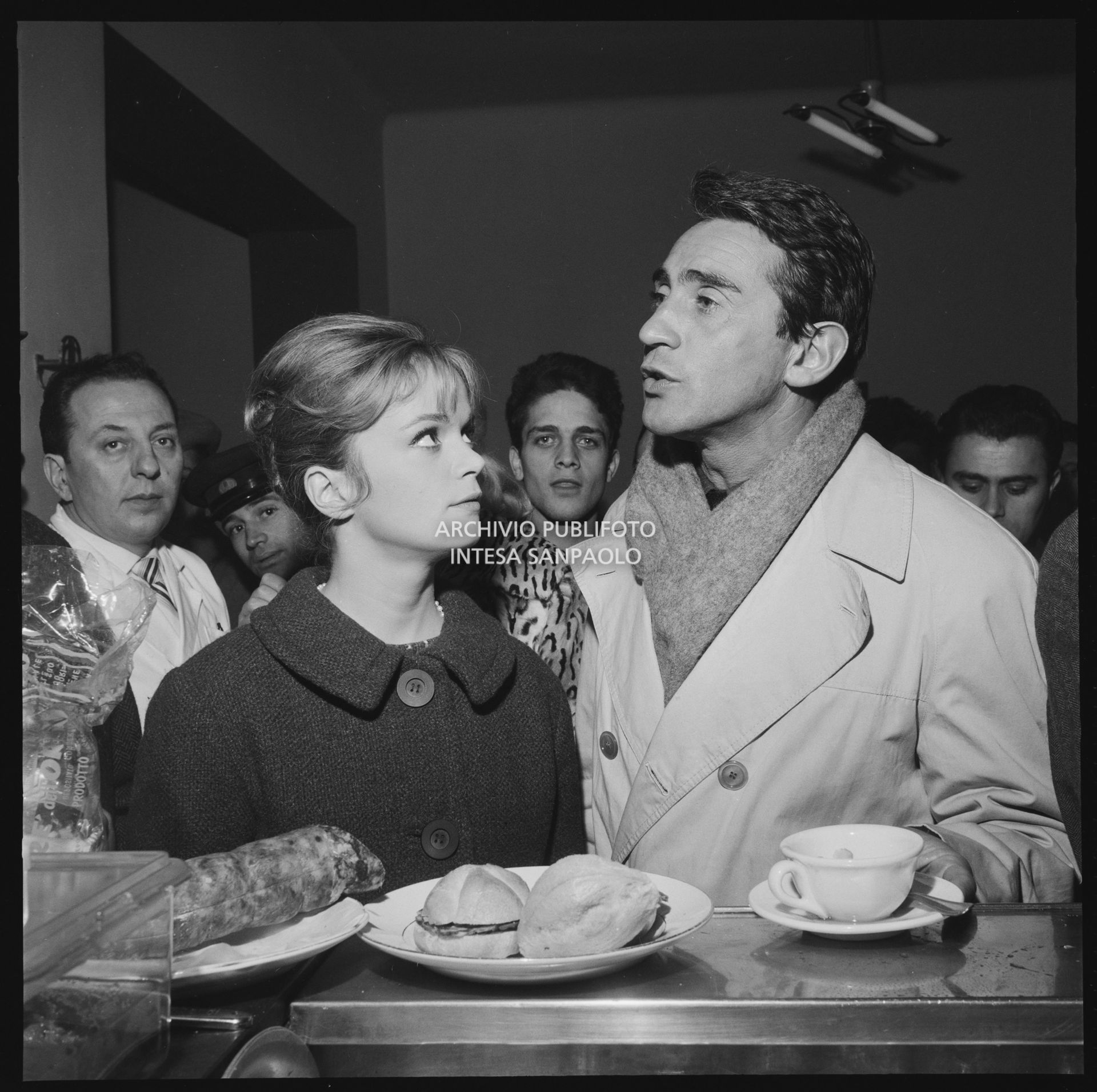 Letícia Román e Walter Chiari al bar durante le riprese del film "La rimpatriata" di Damiano Damiani