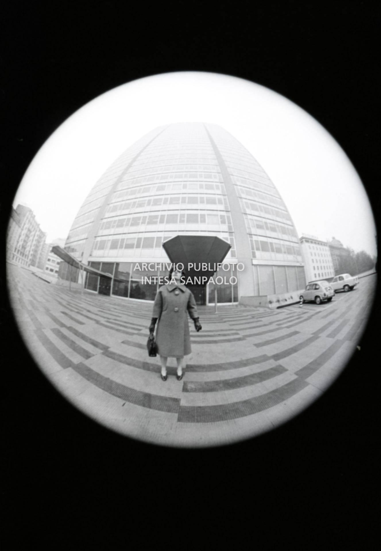 Ritratto di Franca Valeri, con un obiettivo fisheye, davanti al grattacielo Pirelli a Milano