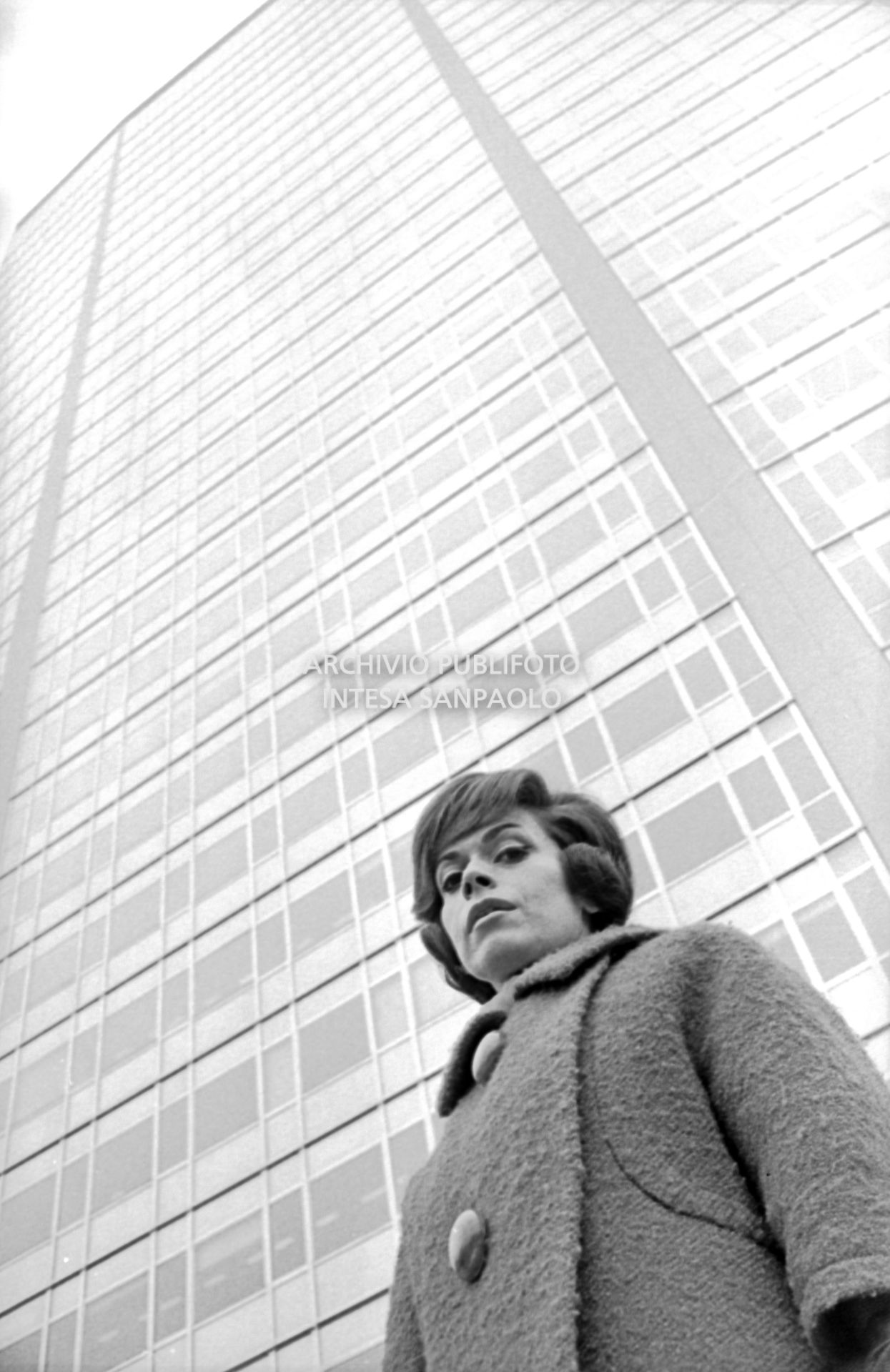 Ritratto di Franca Valeri davanti al grattacielo Pirelli a Milano