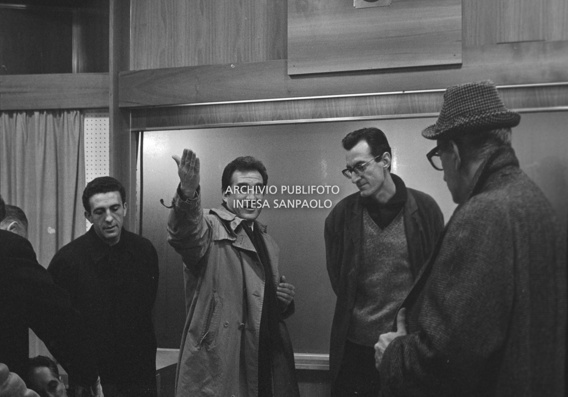 Ugo Tognazzi con il regista Carlo Lizzani (alla sua sinistra) sul set del film "La vita agra" alla Fiera Campionaria a Milano